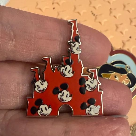 One “LOT” of excellent condition Disney Pins. 25 pins in total. - Picture 11 of 16